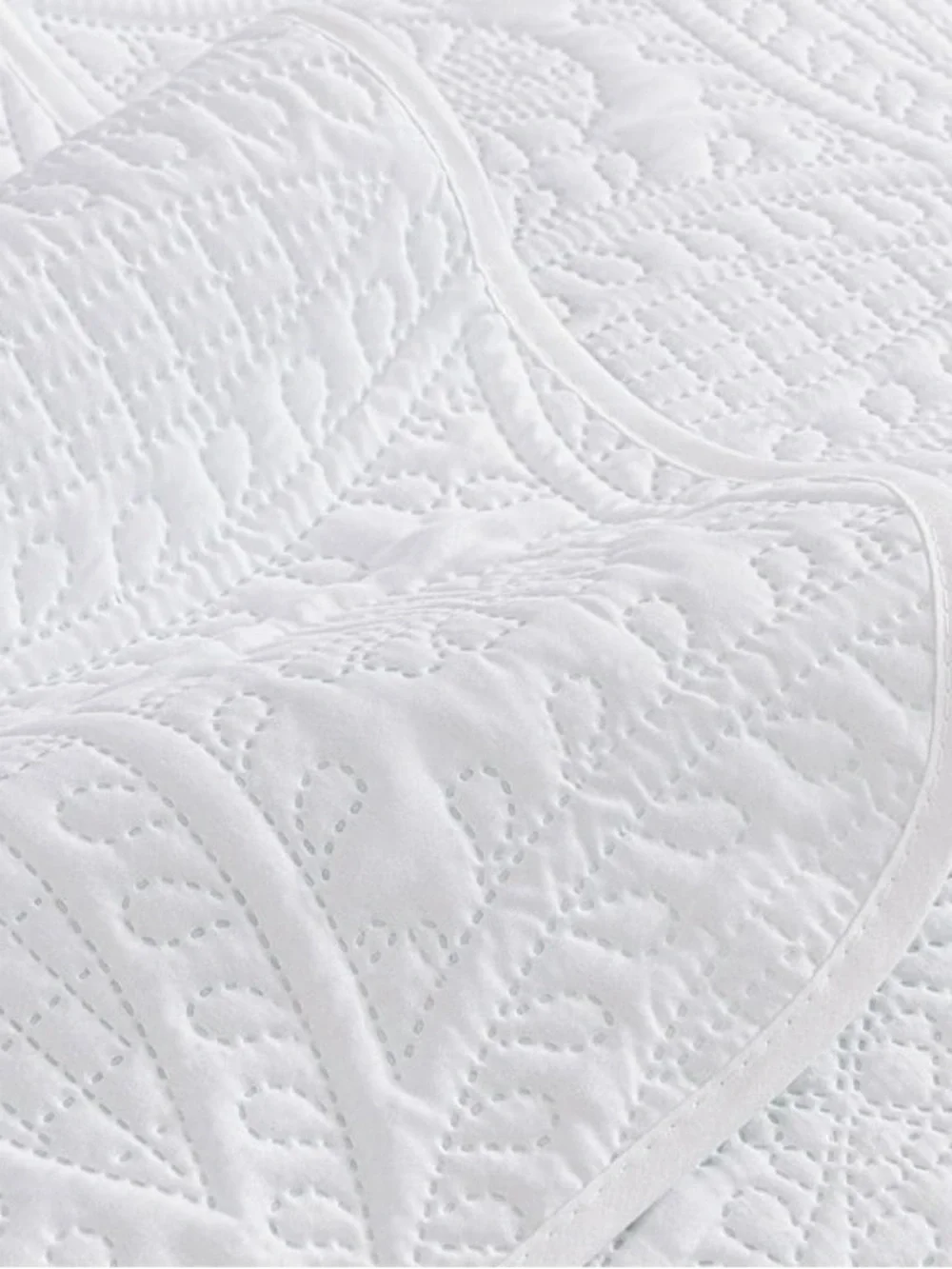 White Quilted queen 3 piece Bedspread Set